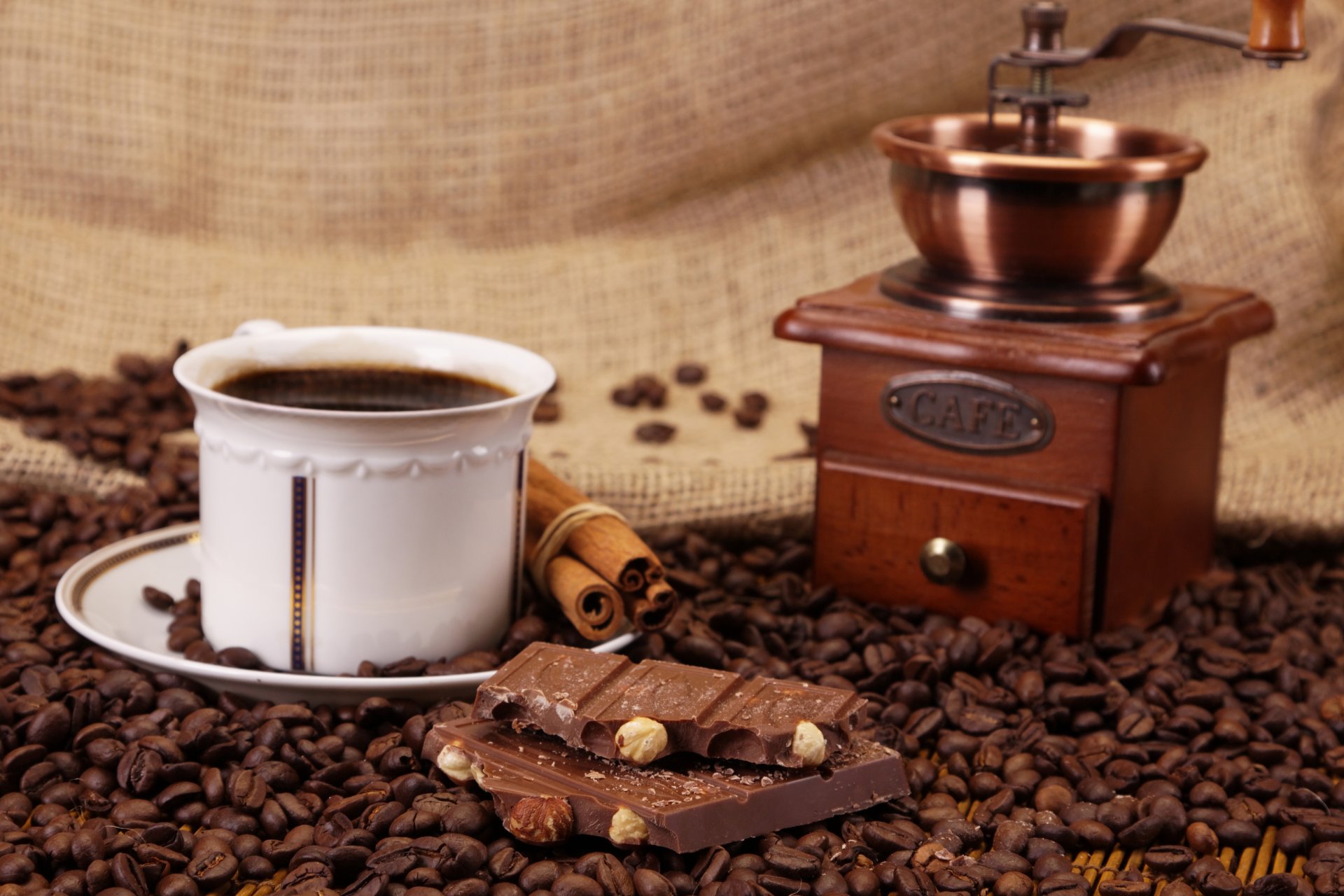 café tasse grains chocolat doux noix cannelle moulin à café