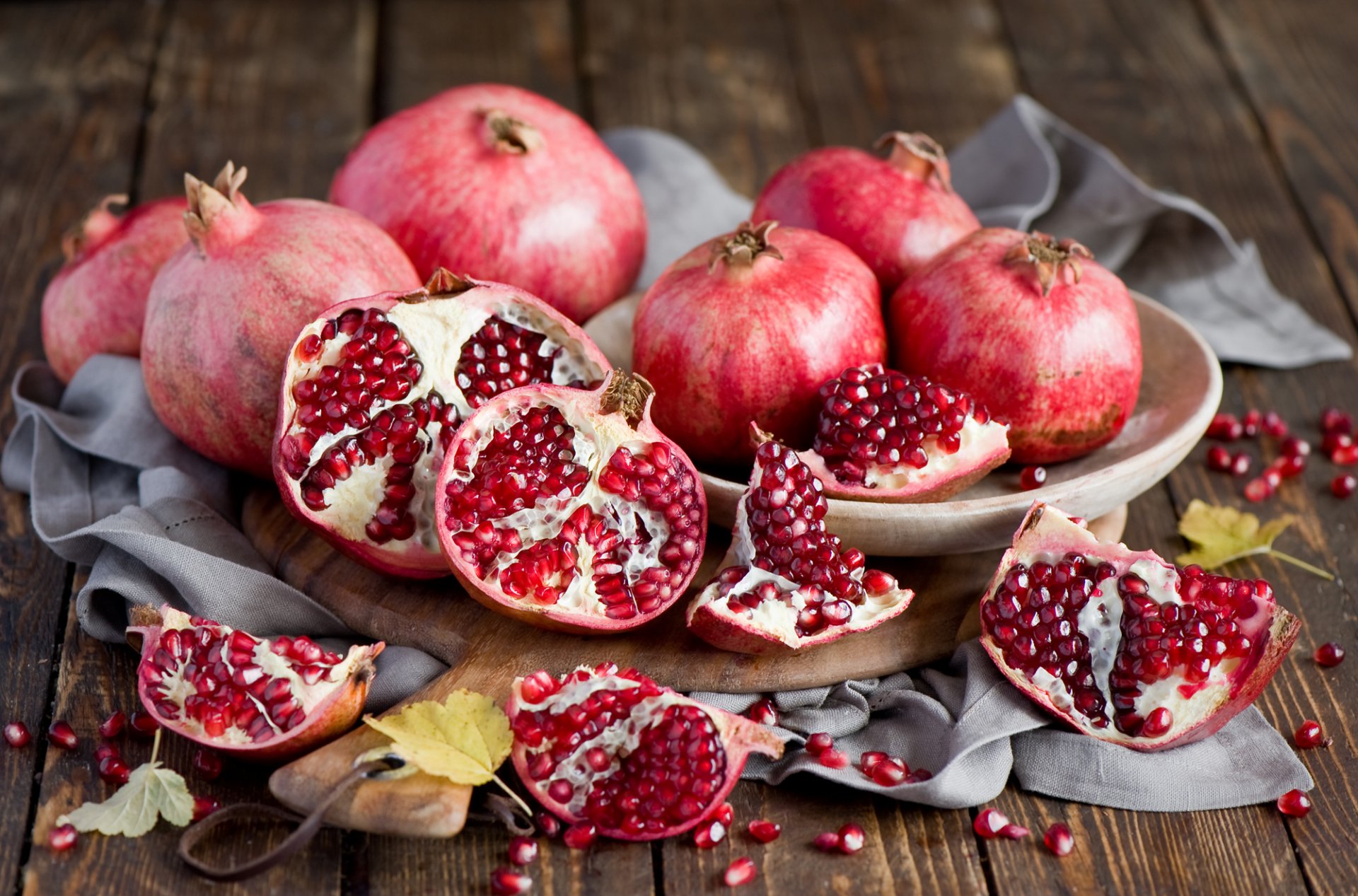 granatäpfel getreide obst rot teller tafel blätter gelb herbst stillleben anna verdina