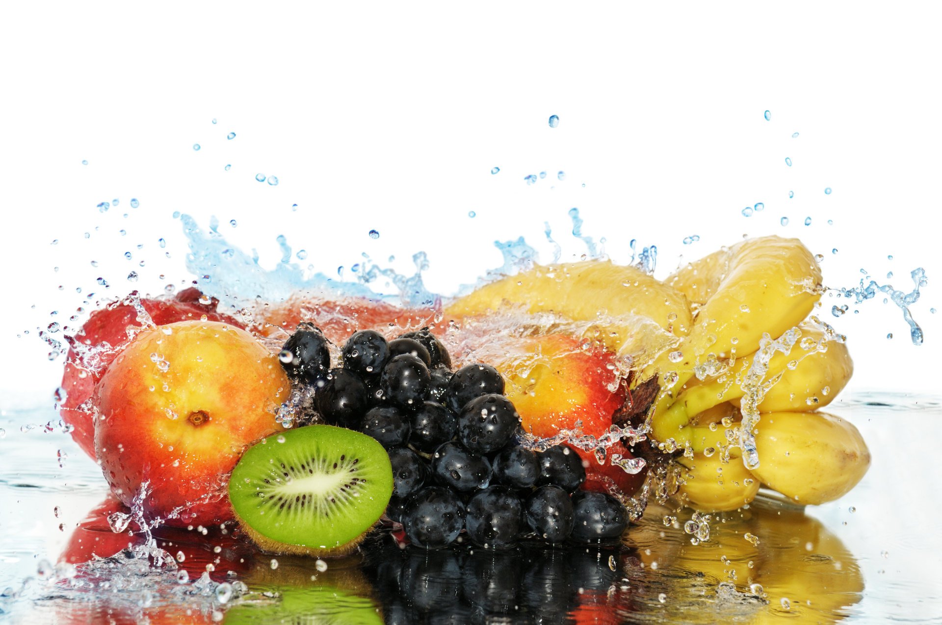 pfirsiche bananen trauben kiwi wasser spritzen obst beeren essen