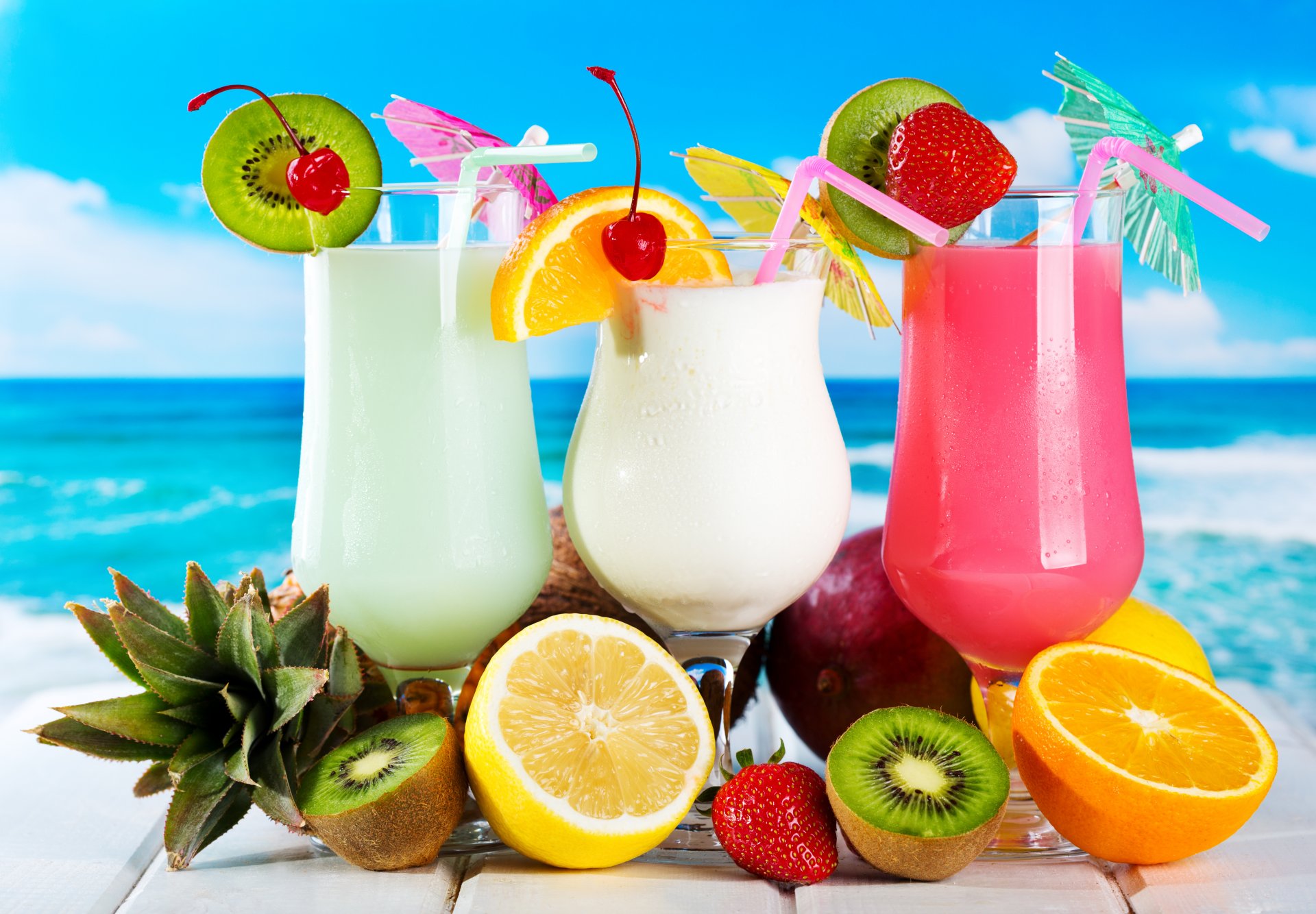 smoothies pina colada säfte früchte ananas kiwi orange zitrone erdbeere kirsche beeren sommer