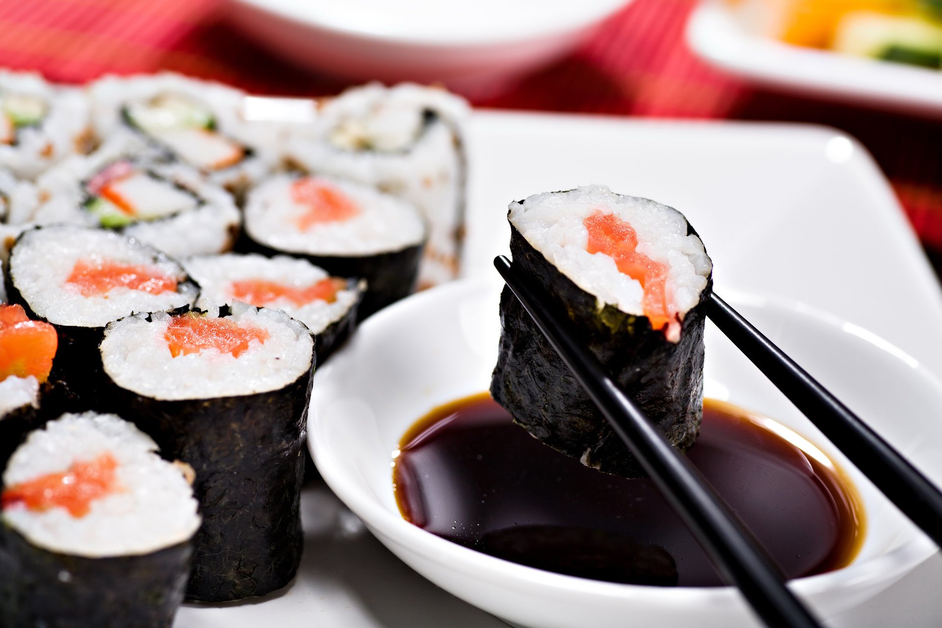 sushi rollos arroz nori palos salsa de soja comida cocina japonesa