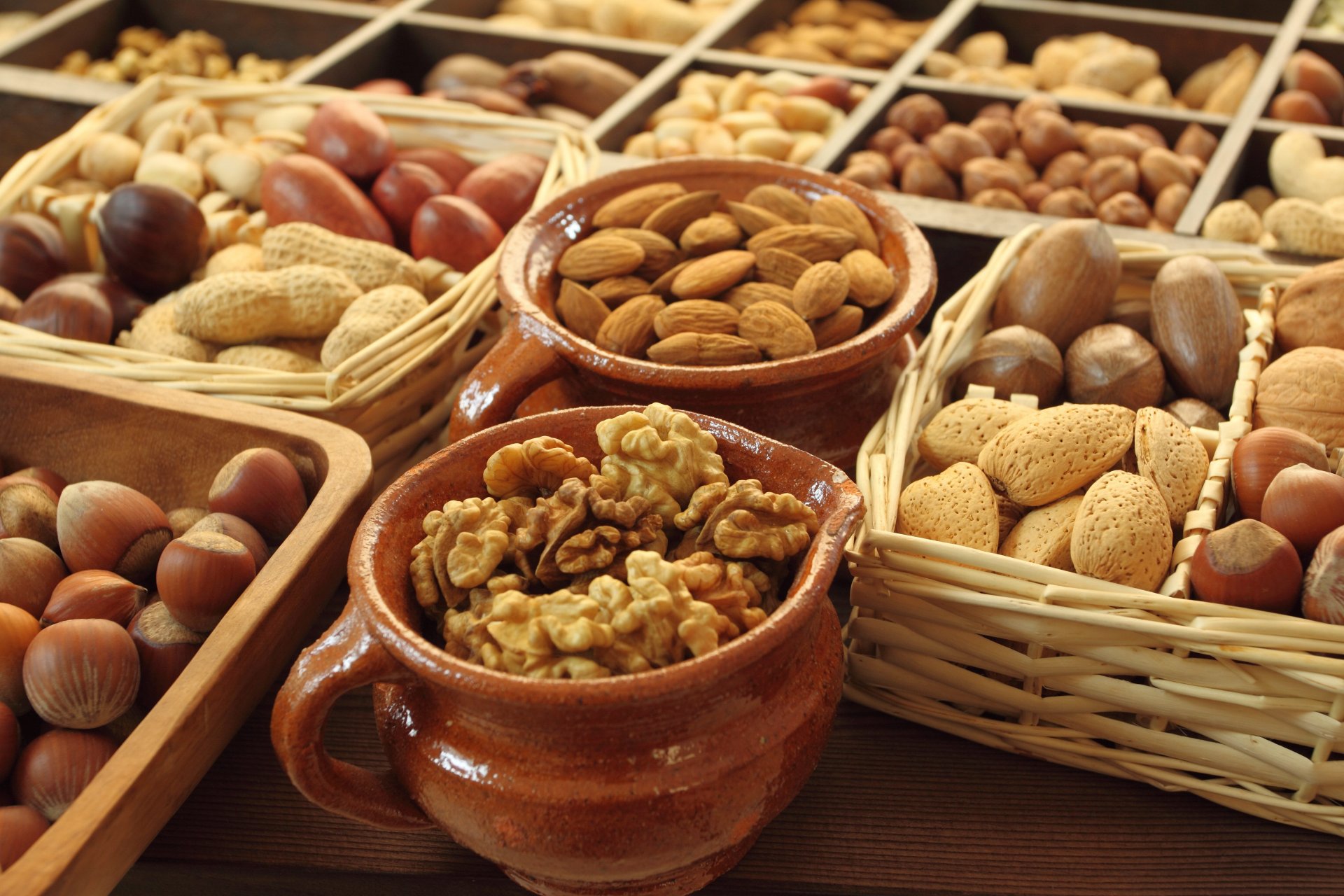 nueces surtidos avellanas acharis almendras nuez bellota cestas ollas