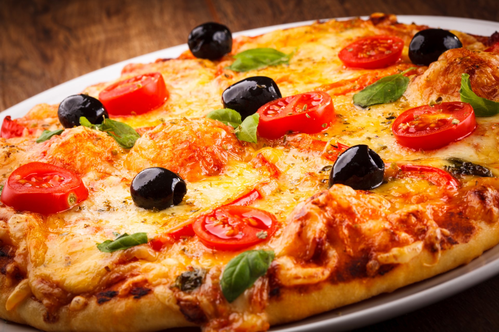 pizza dish tomatoes chicken olives cheese food