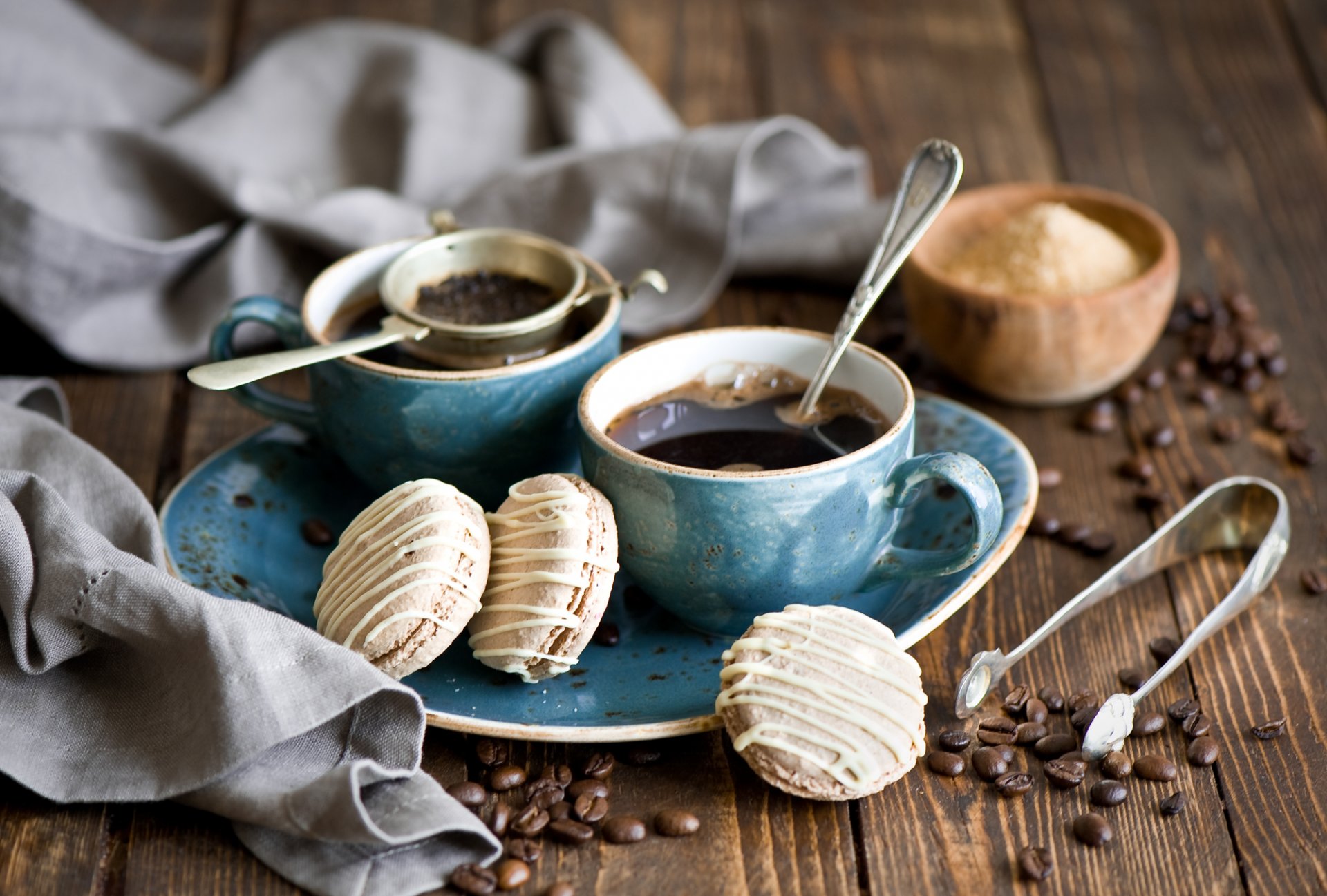 кофе печенье макарун macaron выпечка глазурь десерт сладкое сахар зерна чашки сервиз ситечко щипцы ложка натюрморт анна verdina