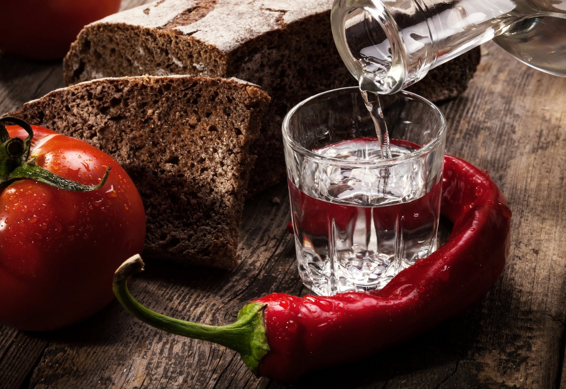 wodka stapel alkohol pfeffer rot brot schwarz tomate