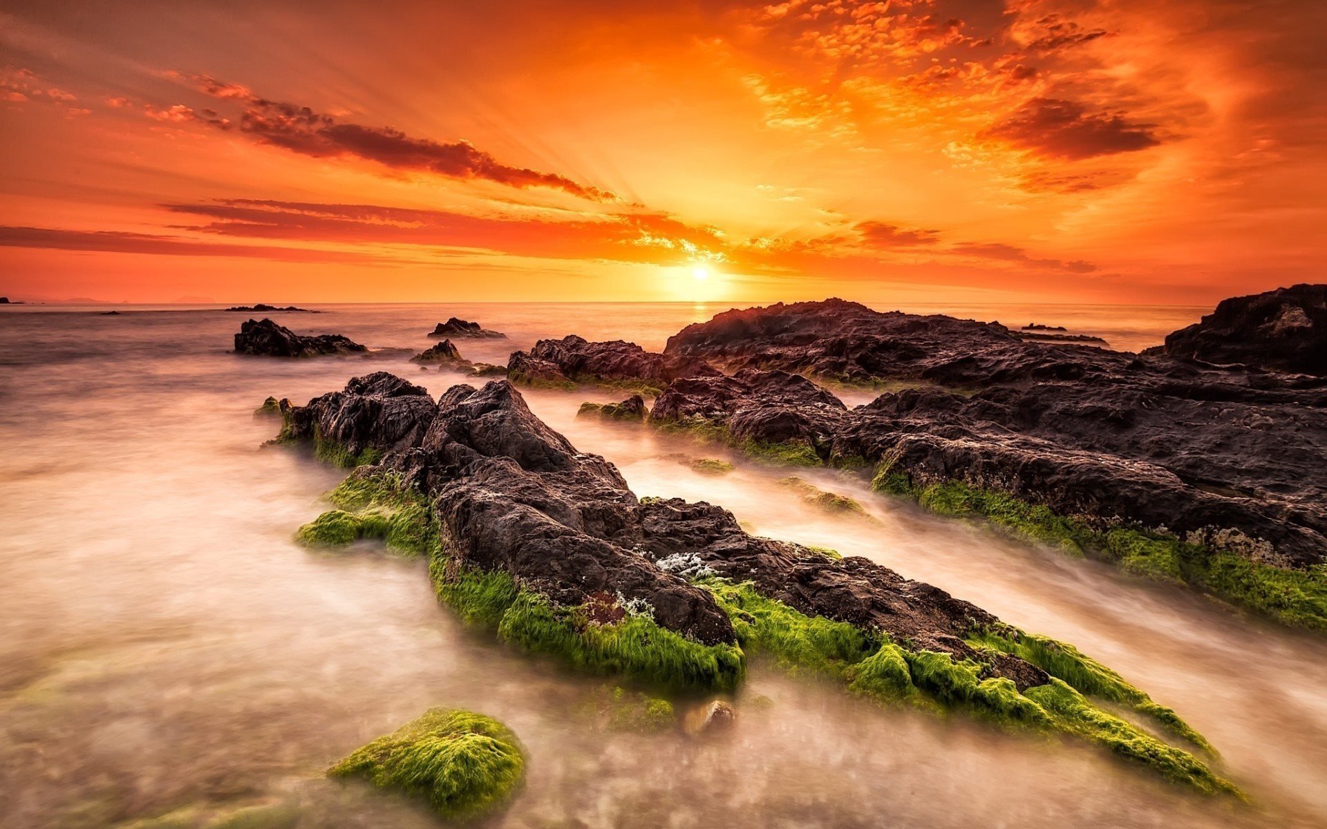 côte coucher de soleil mer vagues pierres