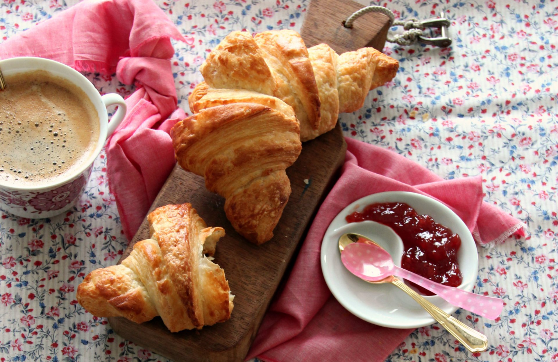 repas petit déjeuner croissant café tasse doux