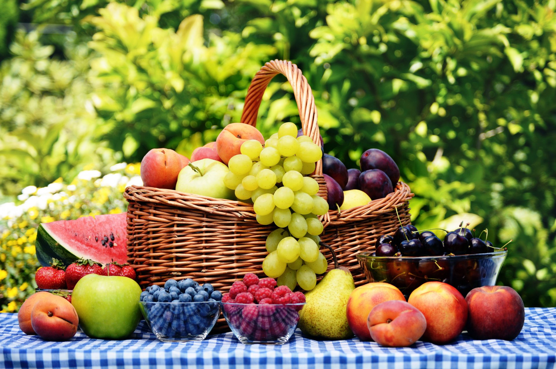 obst beeren korb teller tisch tischdecke kirsche himbeere heidelbeere äpfel birnen erdbeere pflaumen wassermelone pfirsiche nektarine aprikosen trauben