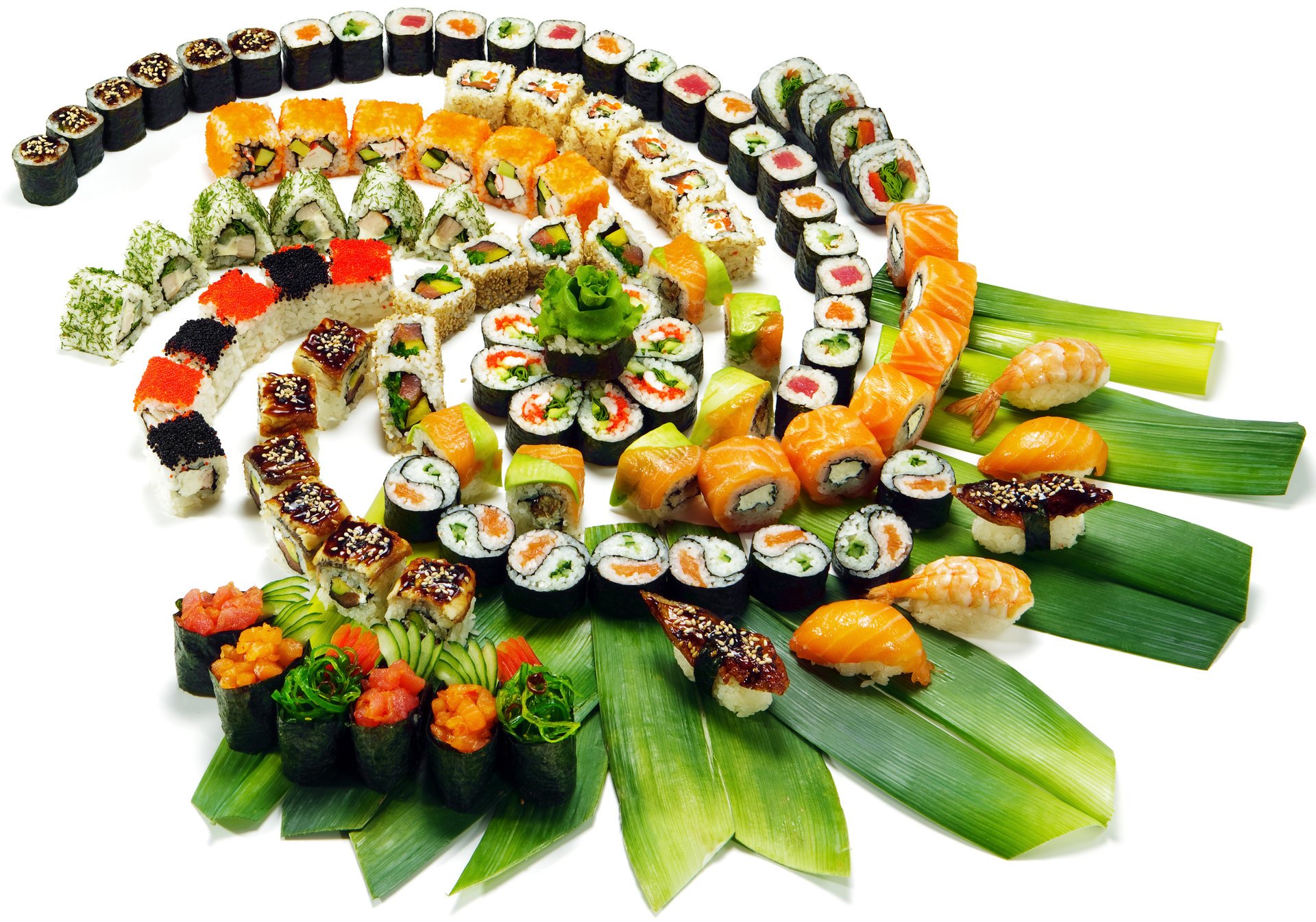 sushi japón japón comida sushi rollos cocina japonesa mariscos caviar negro caviar rojo pescado rojo salmón atún camarones arroz rebanadas rebanar servir decoración hojas verduras