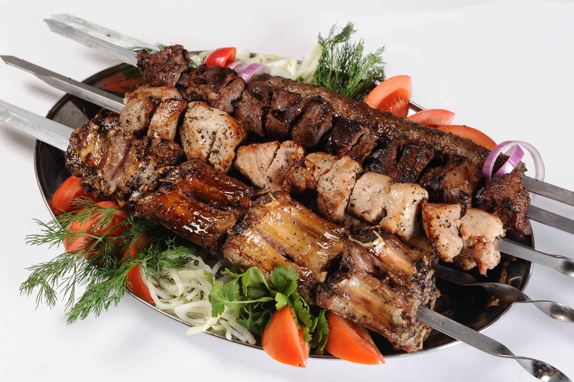 kebab cibo bastoncini delizioso verdure carne cipolla pomodori prezzemolo