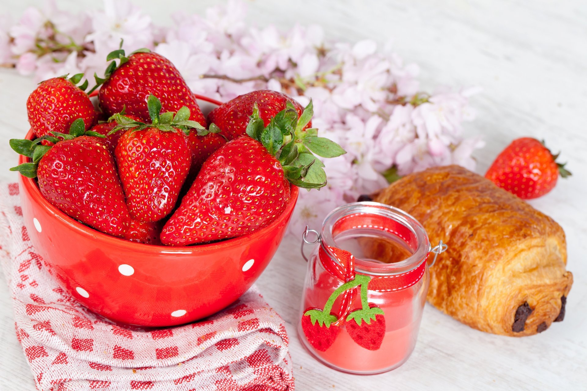 erdbeere teller beeren rot glas blumen backen croissant brötchen schokolade essen frühstück