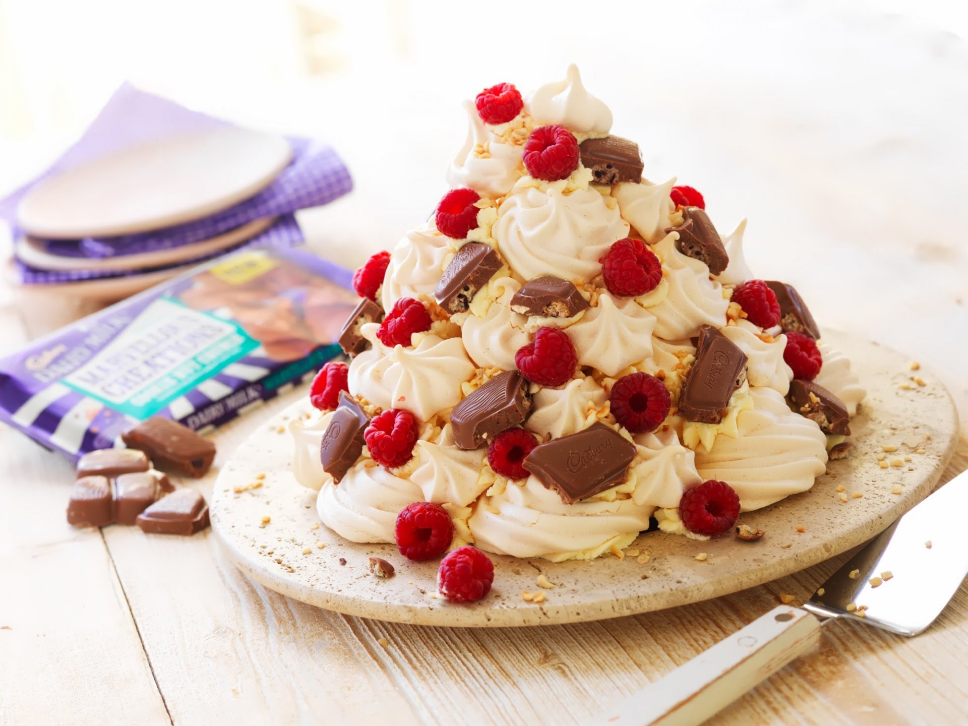 dessert kuchen kuchen süß lebensmittel himbeeren creme schokolade lebensmittel himbeeren