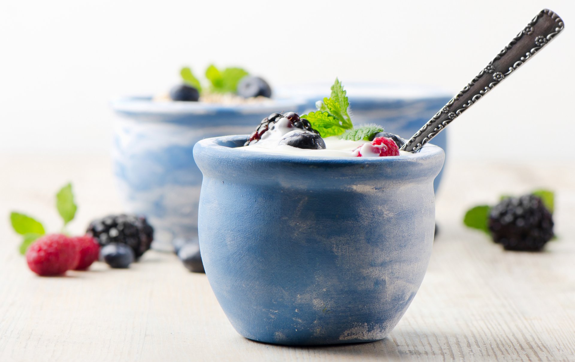 creme milch joghurt dessert obst blaubeeren brombeeren himbeeren tassen blaubeeren brombeeren lebensmittel himbeeren