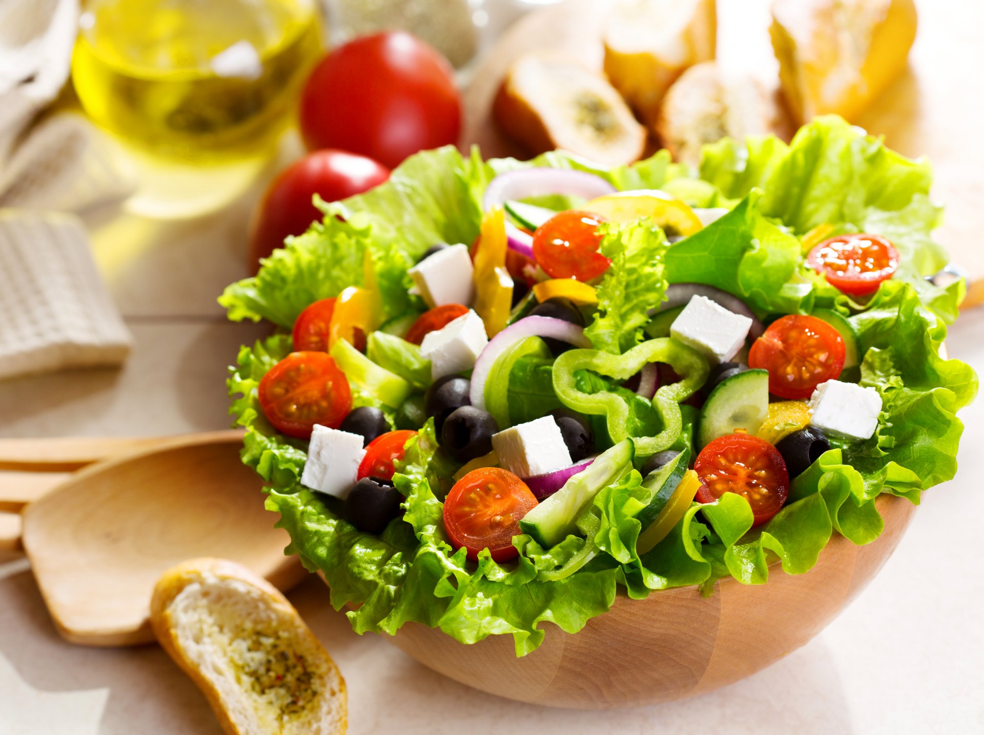 salade grecque légumes concombres poivrons tomates feuilles olives fromage repas assiette pain pain beurre