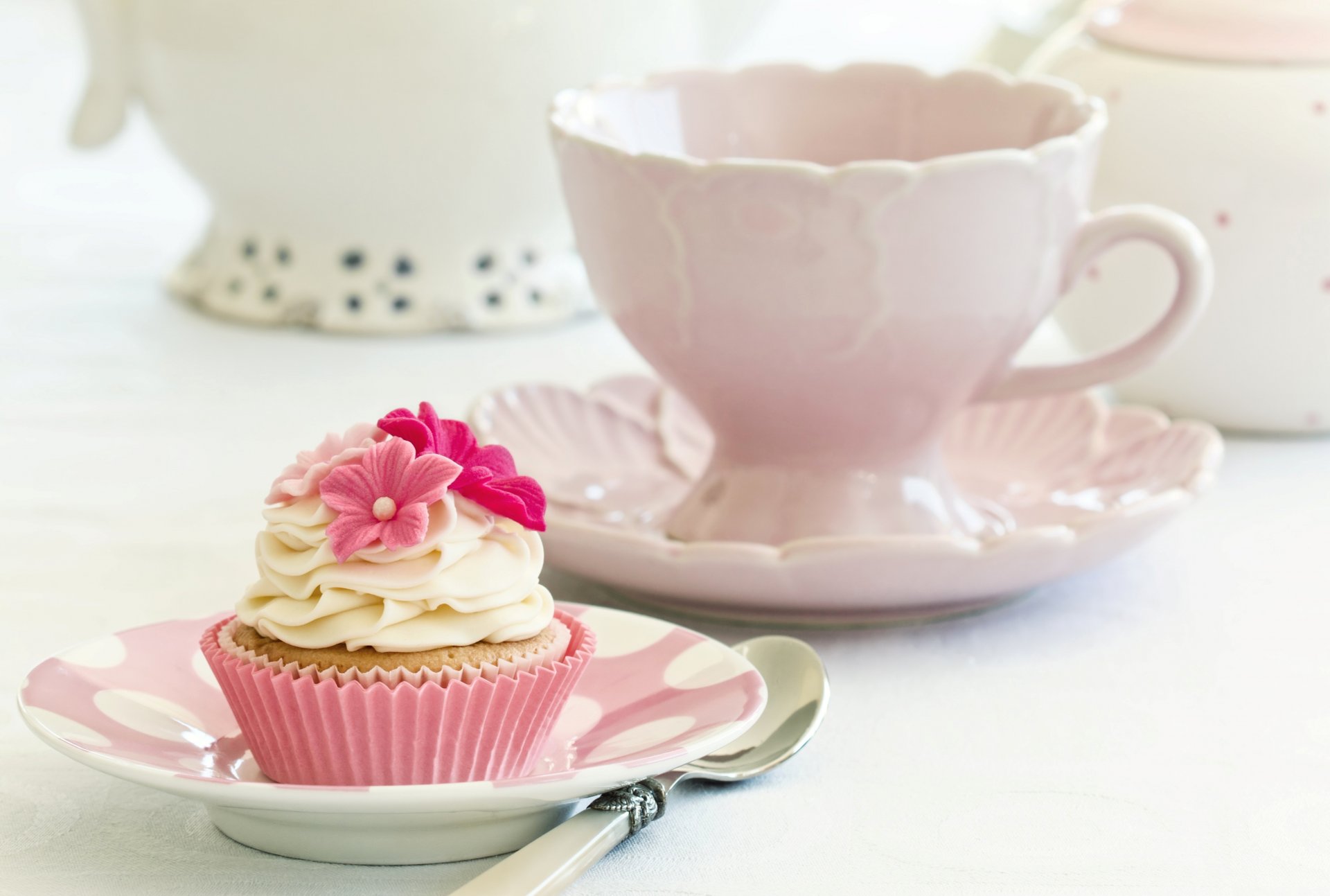 torta cupcake crema bianco fiori rosa cibo dessert dolce stoviglie