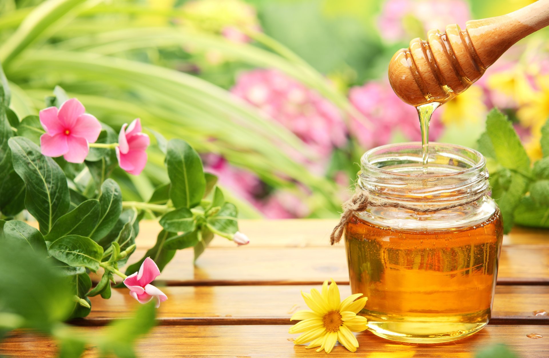 honig glas löffel holz tisch blumen