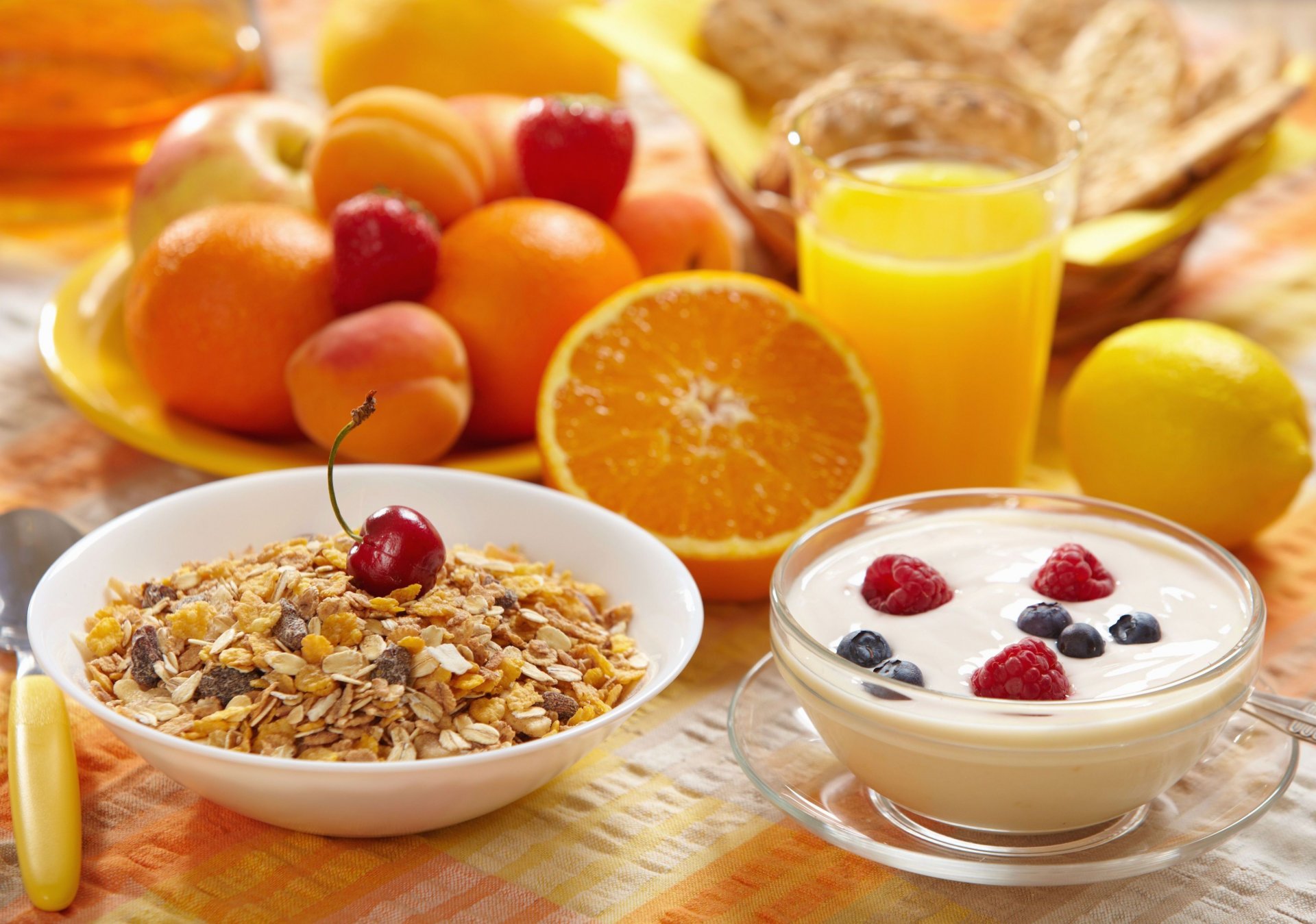 essen leicht frühstück müsli müsli kirsche himbeere beeren obst orange zitrone aprikose pfirsich erdbeere saft hintergrund tapete widescreen vollbild widescreen widescreen