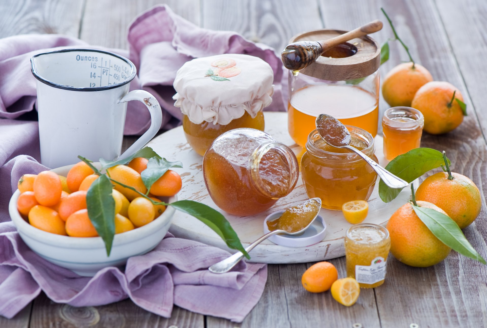 marmelade marmelade gläser löffel mandarinen kumquat früchte orange zitrusfrüchte blätter scheiben stillleben winter anna verdina