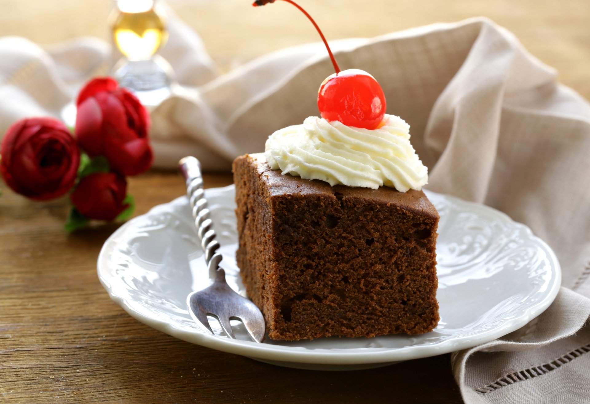 gâteau gâteau cerise cerise crème assiette fourchette dessert doux