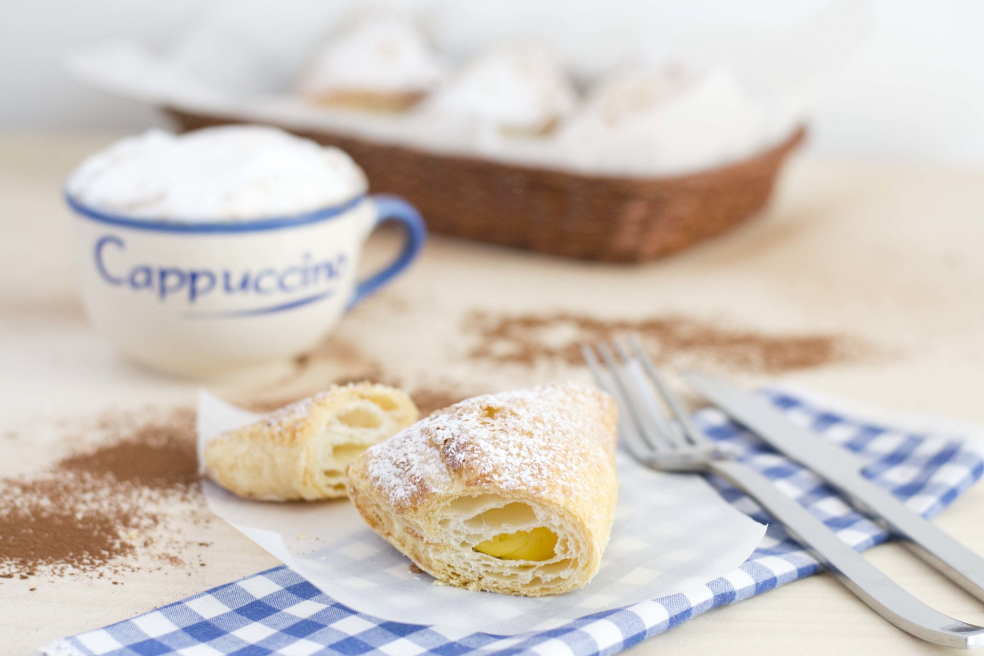 repas petit déjeuner croissant tasse doux cappuccino crème cacao nourriture dessert