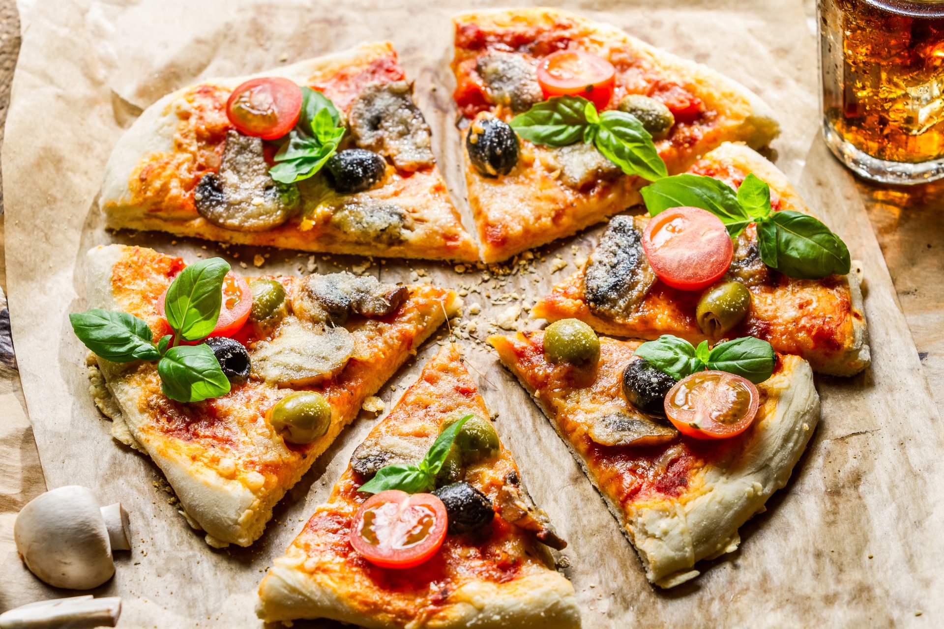 pizza scheiben scheiben oliven oliven tomaten käse pilze glas trinken eis essen