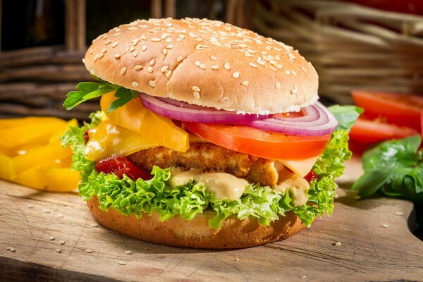 Hamburger appetitoso con verdure luminose