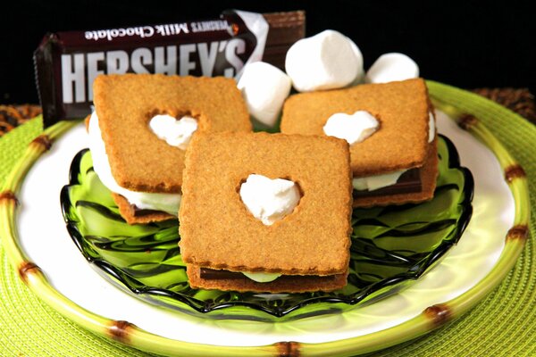 Deliziosi biscotti con crema e cioccolato