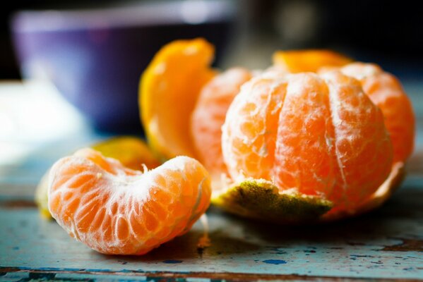 Una rodaja de mandarina pelada y brillante