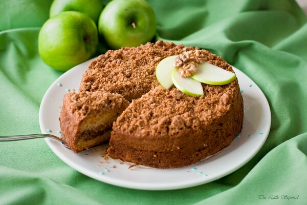 Köstliches Dessert. torte mit Nüssen und Apfelstücken