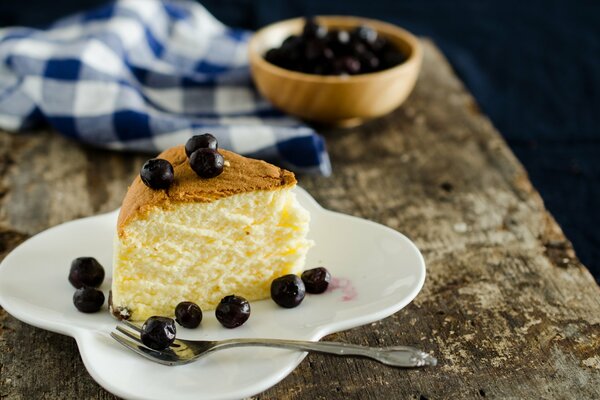 Un pedazo de pastel con grosellas negras