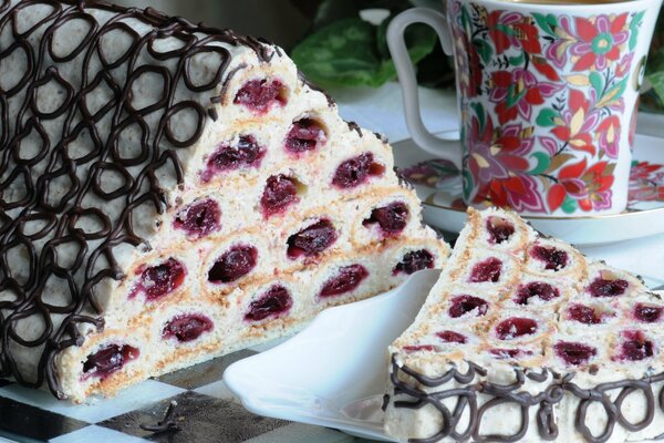 Postre con mermelada de grosella y taza de té