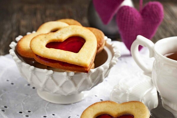 Das beste Frühstück mit Kaffee und zarten Keksen