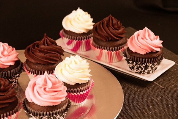 Schokoladen-Cupcakes mit rosa Sahne