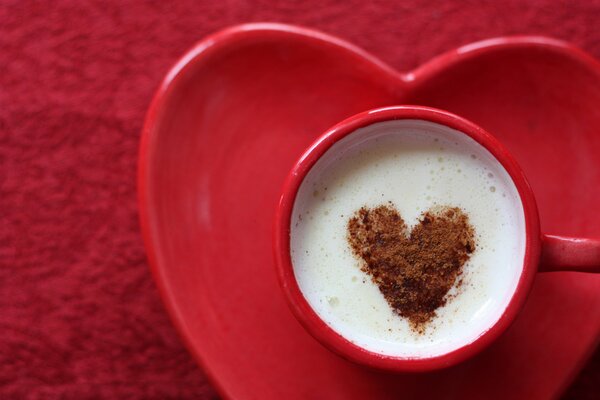 Tasse de café au lait décorée d un cœur de cacao