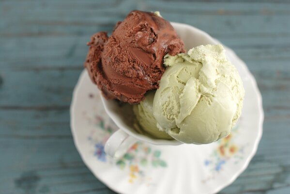 Bolas de helado en una taza en un plato