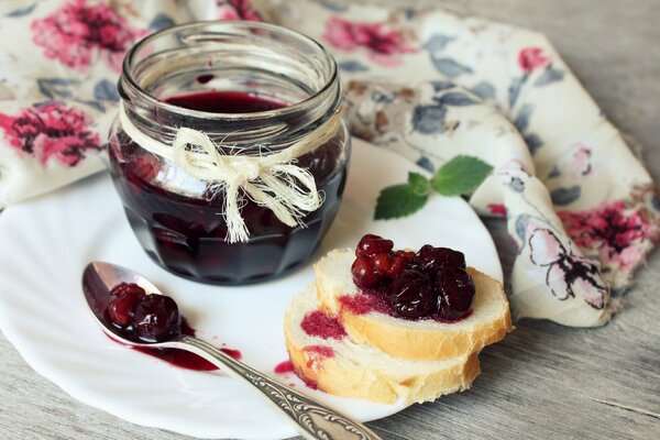 Brötchen mit Marmelade, der Geschmack der Kindheit