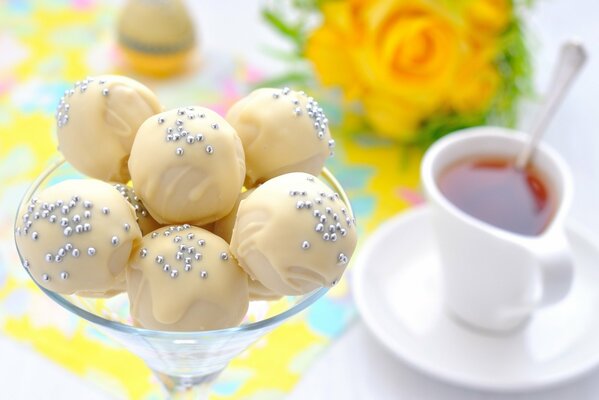 Zarte Bonbons aus weißer Schokolade mit einer köstlichen Prise