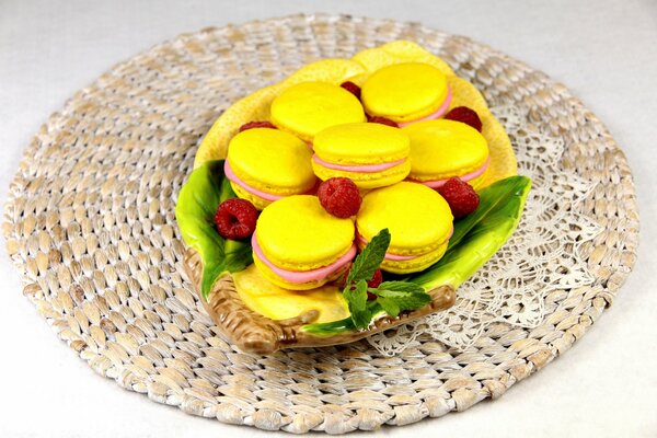 Galletas llamadas macarrones con frambuesas