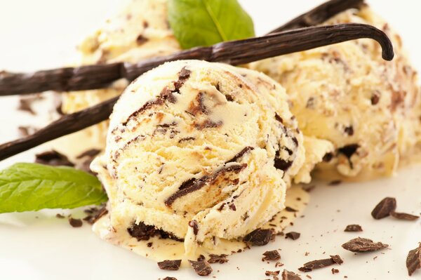 Palline di gelato alla vaniglia ricoperte di cioccolato