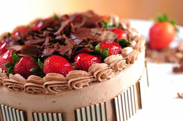 Pastel de chocolate con fresas