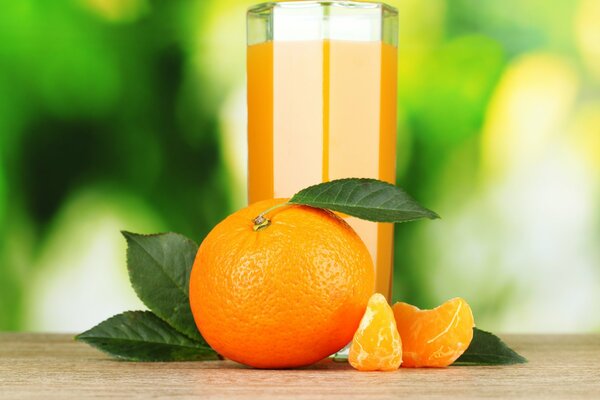 Jugo de naranja recién exprimido en un vaso