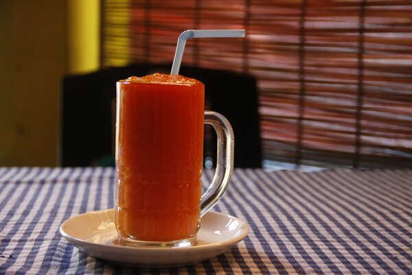 Dans un verre avec du jus sort un tube