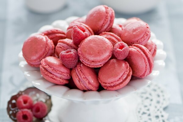 Dessert rose aux framboises