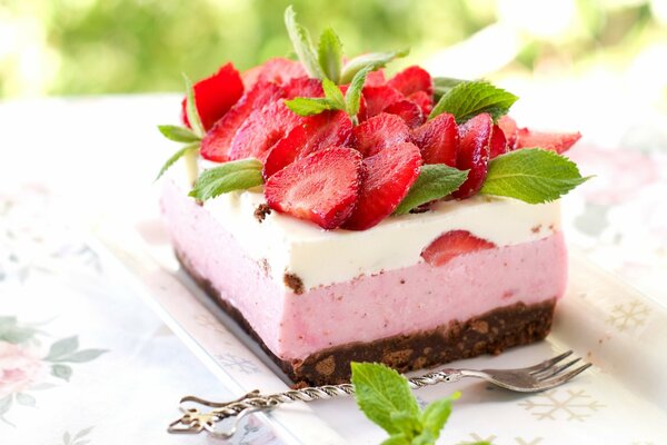 Pastel de fresa con fresas y menta. postre de aire