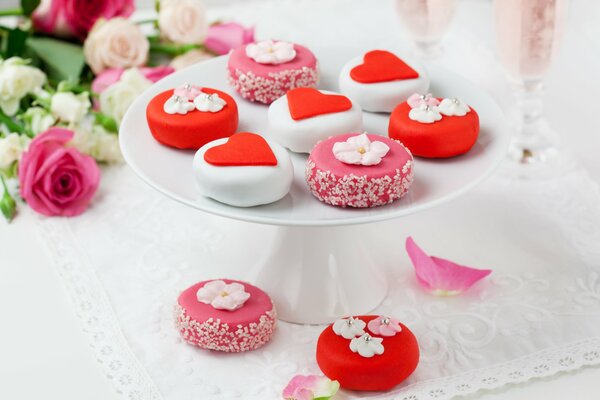 Hermosos pasteles en un plato blanco