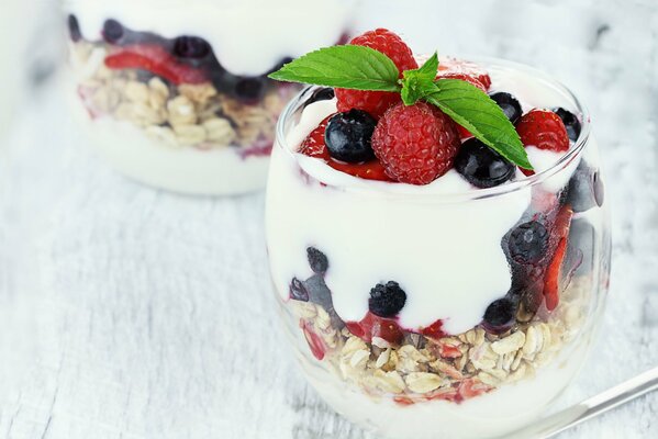 Muesli avec des baies sur le bureau. Lumineux