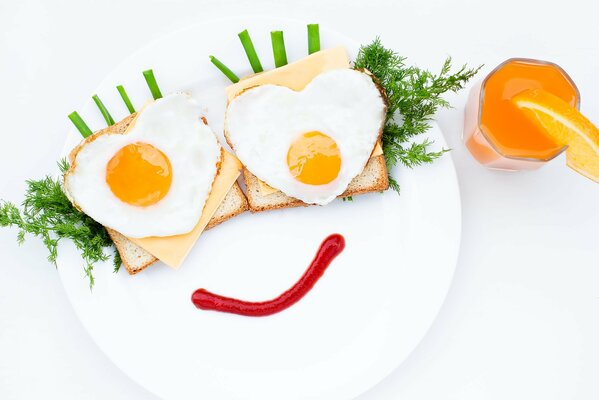 Desayuno creativo en forma de una cara divertida de huevos revueltos