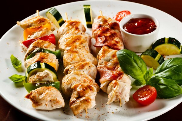 Kebab appétissant sur une assiette avec des légumes et du ketchup