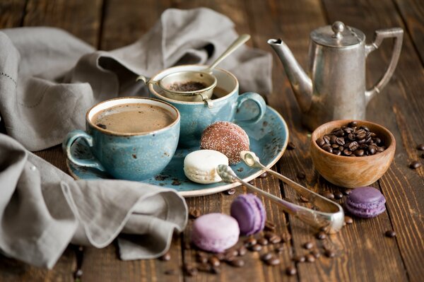 Nature morte avec une cafetière et des pinces et des gâteaux