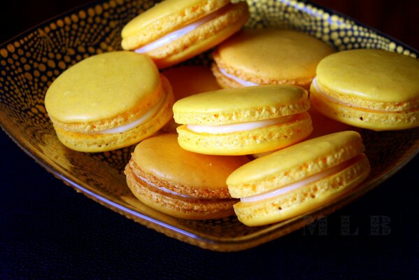 Macaron jaune. Fond plein écran